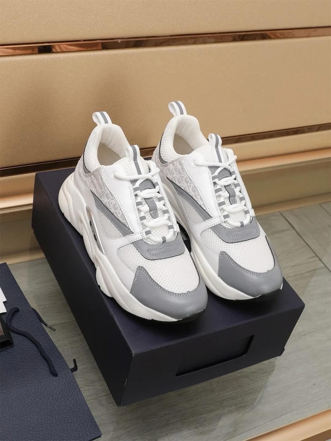 Men's shoes 💰P460💰【Dior】Dior✨ is online at the same time👏 This casual sneaker is a new product in the series and continues Di*r's classic style. The upper is made of original mesh and cow leather, with a two-color textured outsole, and the brand's iconic details on the rear collar and heel to enhance the style. Fashionable and versatile. Wear it with jeans or slacks for a casual look. Size: 38-44 (45 customized)